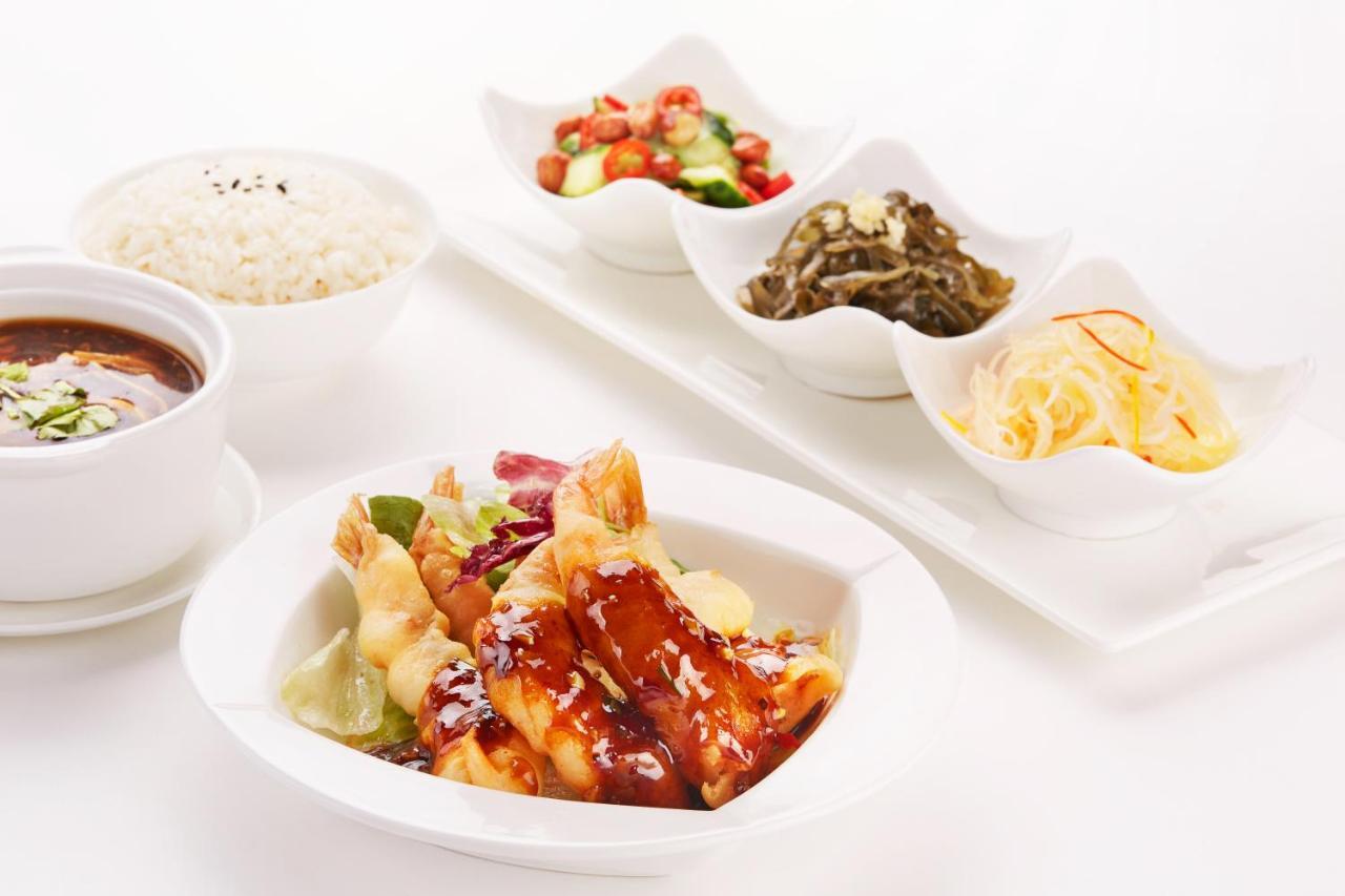 Beijing Hotel ミンスク エクステリア 写真 A selection of Korean side dishes