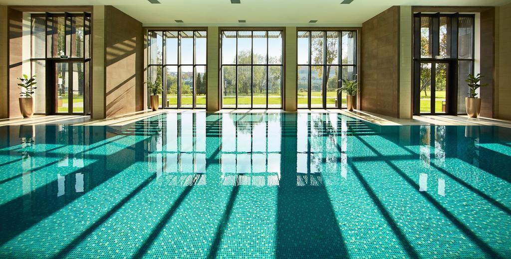 Beijing Hotel ミンスク エクステリア 写真 The swimming pool at the hotel
