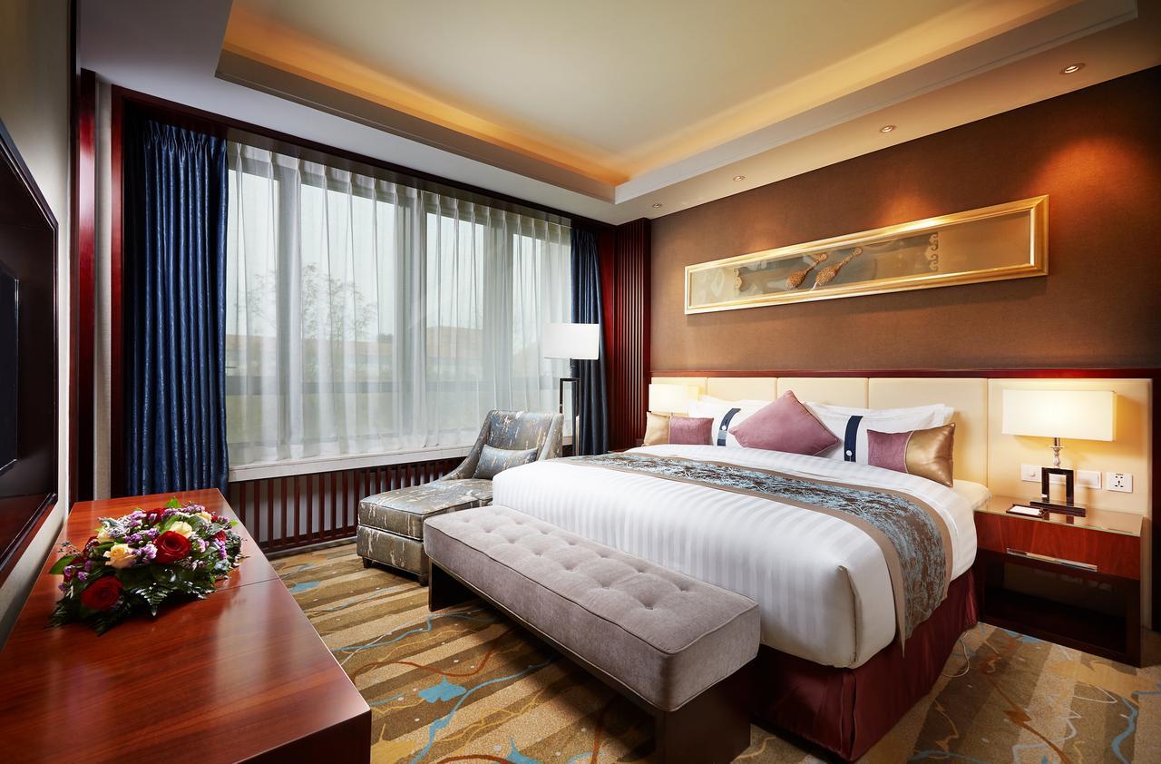 Beijing Hotel ミンスク エクステリア 写真 A bedroom in a hotel