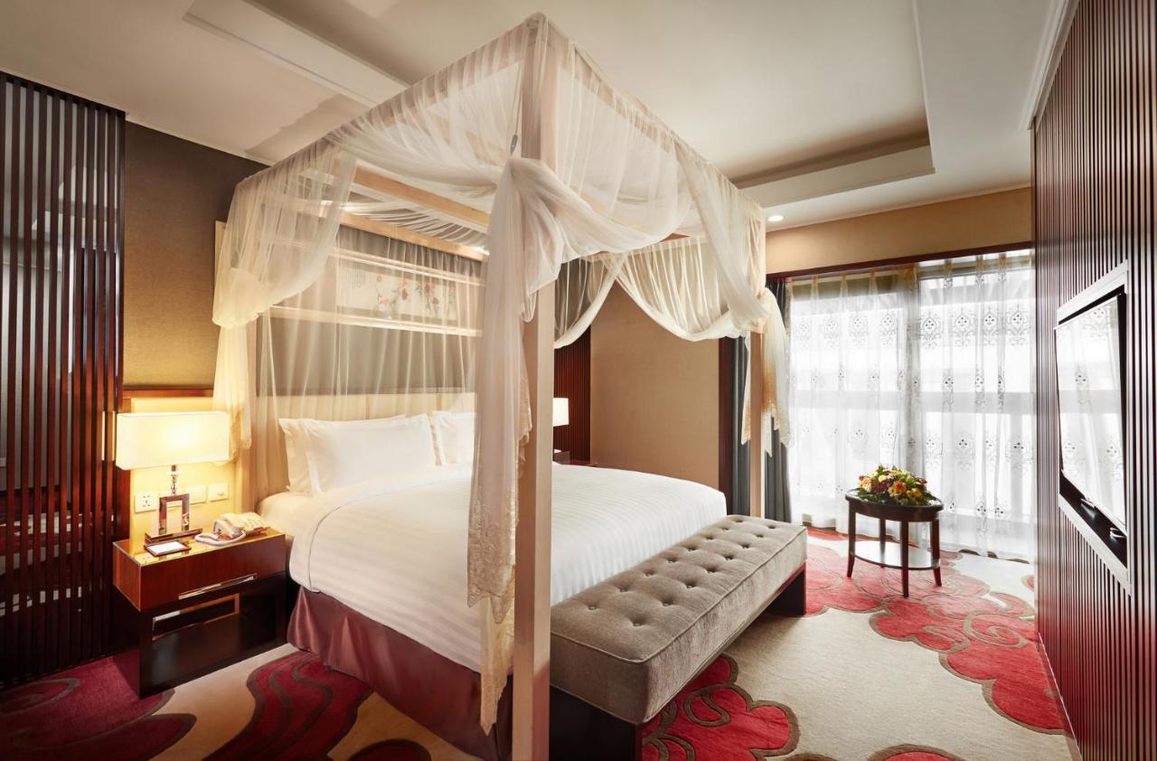 Beijing Hotel ミンスク エクステリア 写真 A bedroom at the hotel
