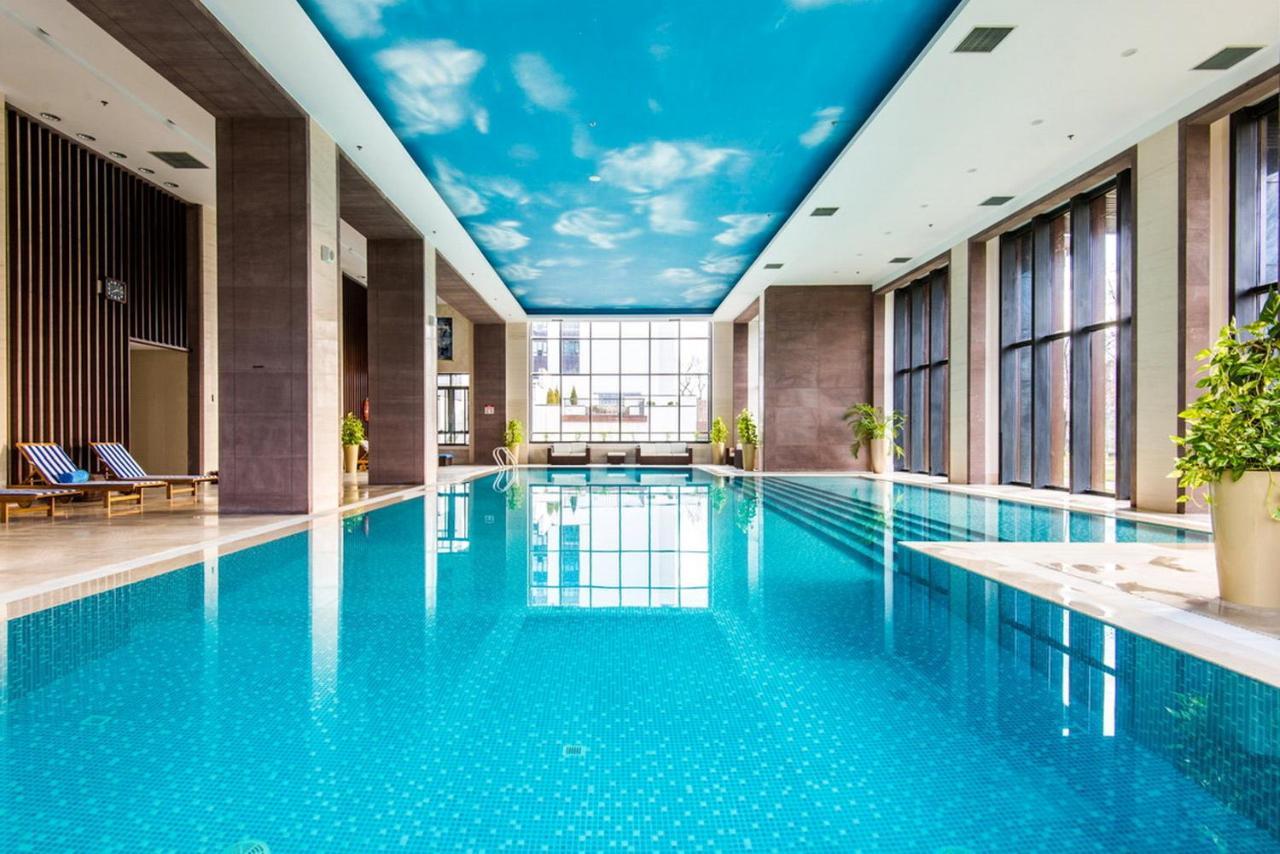 Beijing Hotel ミンスク エクステリア 写真 The pool at the hotel